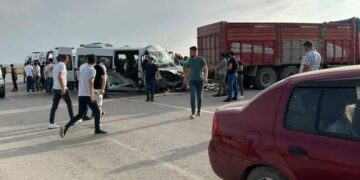 Ankara’da işçi servisi ile kamyon çarpıştı: 10 kişi yaralandı