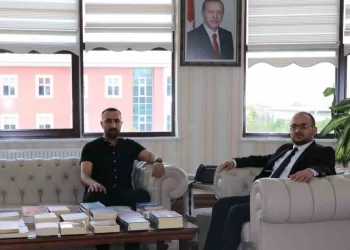 Depremde hayatını kaybeden öğrencinin kitapları Muş Alparslan üniversitesine bağışlandı