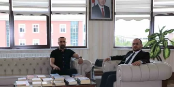 Depremde hayatını kaybeden öğrencinin kitapları Muş Alparslan üniversitesine bağışlandı