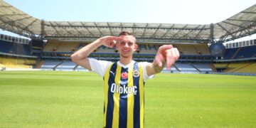 Fenerbahçe Sebastian Szymanski transferini resmen açıkladı