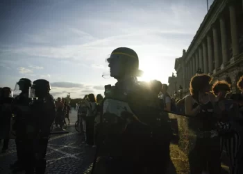 Macron, Fransa’daki şiddet olayları nedeniyle belediye başkanlarıyla kriz merkezinde toplanacak