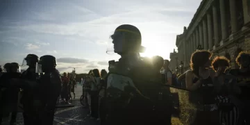 Macron, Fransa’daki şiddet olayları nedeniyle belediye başkanlarıyla kriz merkezinde toplanacak