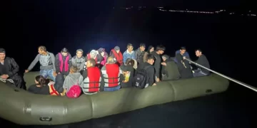 Çanakkale Boğazı’nda, Yunanistan tarafından geri itilen 84 göçmen kurtarıldı
