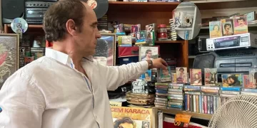 Teknolojiye ve yıllara meydan okuyarak, 100 bin parça kaset biriktirdi
