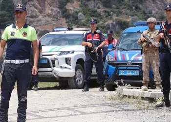 Komandolar, orman yangını tehlikesine karşı ormanda nöbet tutuyor