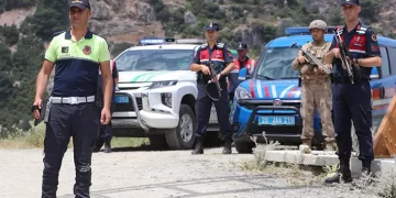 Komandolar, orman yangını tehlikesine karşı ormanda nöbet tutuyor