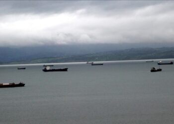 Kuvvetli rüzgar nedeniyle gemiler Sinop limanına sığındı
