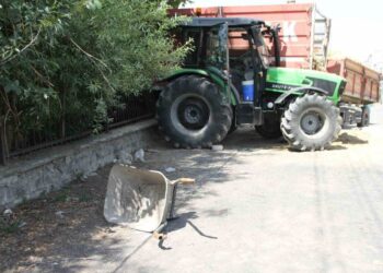 Muş Malazgirt’te okul önünde bekleyenlere traktör çarptı!