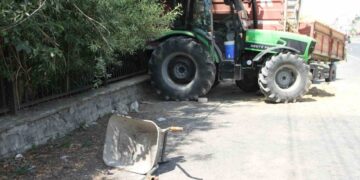 Muş Malazgirt’te okul önünde bekleyenlere traktör çarptı!