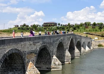 Muş’un tarihi Murat Köprüsü’nde Kurban Bayramı yoğunluğu