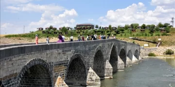 Muş’un tarihi Murat Köprüsü’nde Kurban Bayramı yoğunluğu