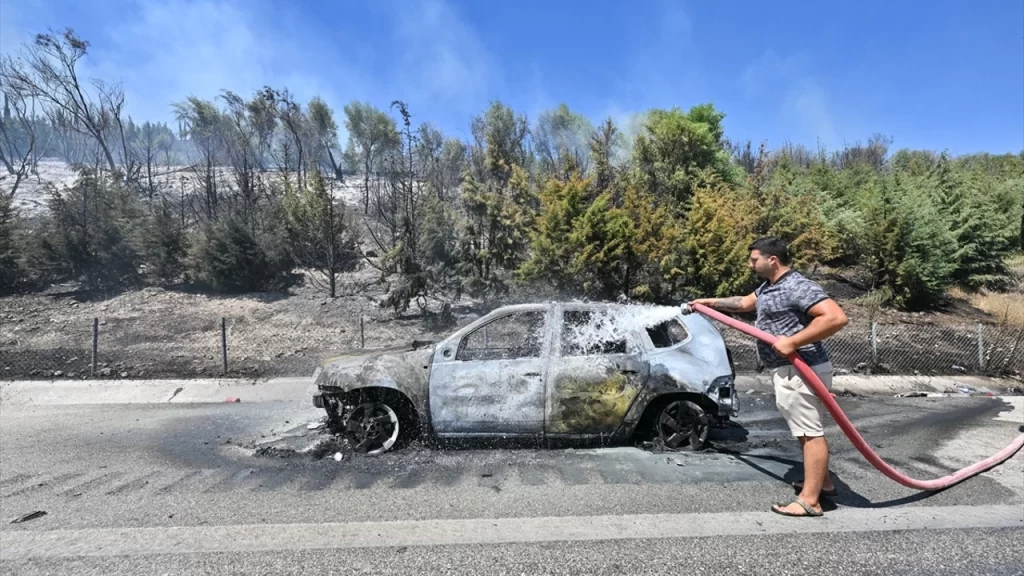 Otomobil alev alarak orman yangınına neden oldu otomobil habermeydan
