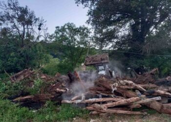 Sinop Gerze’de tek katlı ahşap ev yanarak kül oldu