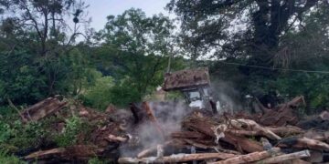 Sinop Gerze’de tek katlı ahşap ev yanarak kül oldu