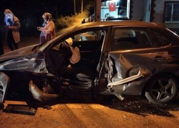 Sinop’ta iki otomobil çarpıştı!