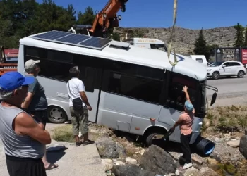 Sinop’ta Karavanını park ederken kayalıklara düşürdü
