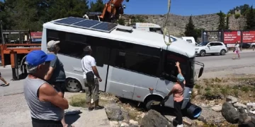 Sinop’ta Karavanını park ederken kayalıklara düşürdü