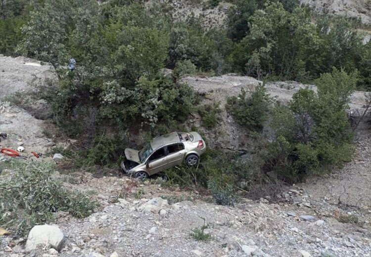 sinop ta otomobil dereye yuvarlandi habermeydan
