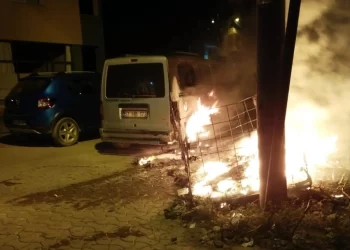 Sinop Türkeli’de park halindeki araçta yangın çıktı
