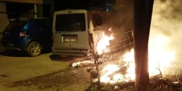 Sinop Türkeli’de park halindeki araçta yangın çıktı