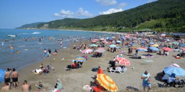 Sinop Türkeli’deki Kirazlı Bahçe Plajı yoğun ilgi görüyor