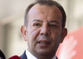 Tanju Özcan, CHP Genel Merkezi'ne doğru yürüyüşe geçti Tanju Özcan, CHP Genel Merkezi’ne doğru yürüyüşe geçti