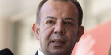 Tanju Özcan, CHP Genel Merkezi’ne doğru yürüyüşe geçti
