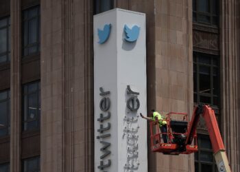 Elon Musk’ın, Twitter binasındaki logoyu değiştirmesiyle ilgili tartışmalar alevlendi