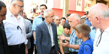 Bakan Uraloğlu, sele kapılan bisikletler yerine yenilerini hediye etti