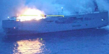 Hollanda’daki bir kargo gemisinde yangın çıktı!