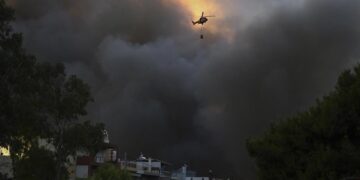 Yunanistan’da yangınla mücadele sürüyor!