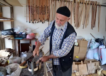 70 yaşındaki Bahri amca Muş’taki atölyesinde ağaç dallarını sanata dönüştürüyor
