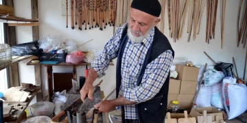 70 yaşındaki Bahri amca Muş’taki atölyesinde ağaç dallarını sanata dönüştürüyor