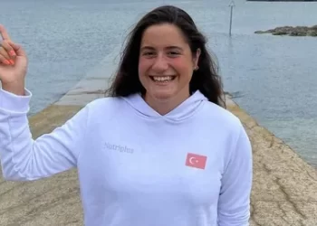 Siyasilerden rekortmen yüzücü Aysu Türkoğlu’na tebrik mesajları
