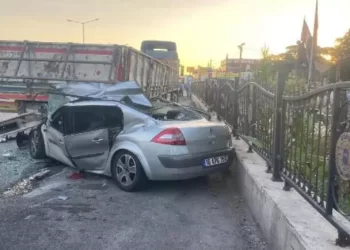Bursa’da feci kaza! Otomobil park halindeki tıra çarptı!