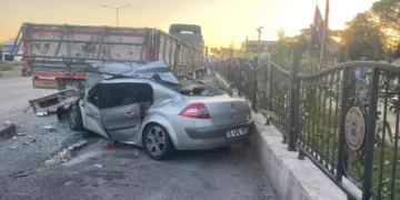 Bursa’da feci kaza! Otomobil park halindeki tıra çarptı!