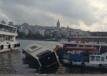 Eminönü’nde İETT otobüsü denize düştü