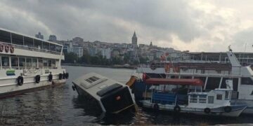 Eminönü’nde İETT otobüsü denize düştü