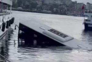Eminonunde IETT otobusu denize dustu2 habermeydan