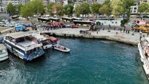 Eminonunde IETT otobusu denize dustu3 habermeydan