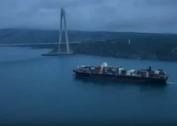 İstanbul Boğazı’nda gemi trafiği geçici olarak askıya alındı