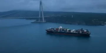 İstanbul Boğazı’nda gemi trafiği geçici olarak askıya alındı
