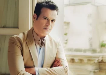 Şarkıcı Hakan Peker 2024 yerel seçimlerinde belediye başkanı adayı!