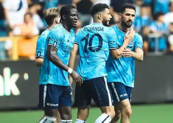 Adana Demirspor 10 kişiyle turu geçti!