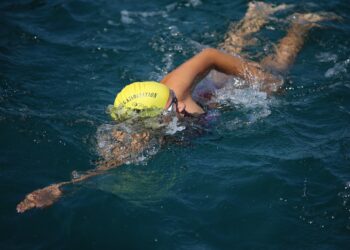 Aysu Türkoğlu Kuzey Kanalı’nı yüzerek geçen ilk Türk kadını!