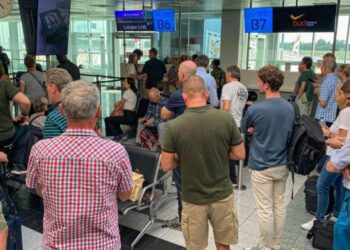 İngiltere Ulaştırma Bakanı açıkladı: Uçuşlarda aksamalar önümüzdeki günlerde de sürecek