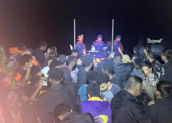 İzmir açıklarında 208 kaçak göçmen kurtarıldı