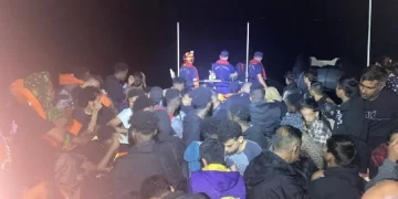 İzmir açıklarında 208 kaçak göçmen kurtarıldı
