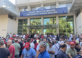 İzmir’deki grev ikinci gününde: Duraklarda yoğunluk artıyor