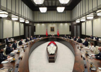 Kabine toplanıyor: Gençlere vergisiz telefon için adımlar değerlendiriliyor